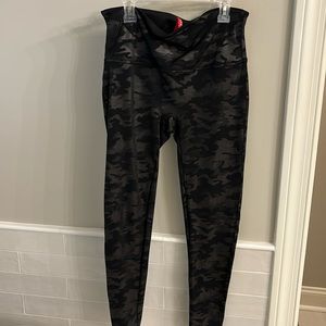 Spanx Large Petite Camo Faux Leather Legging